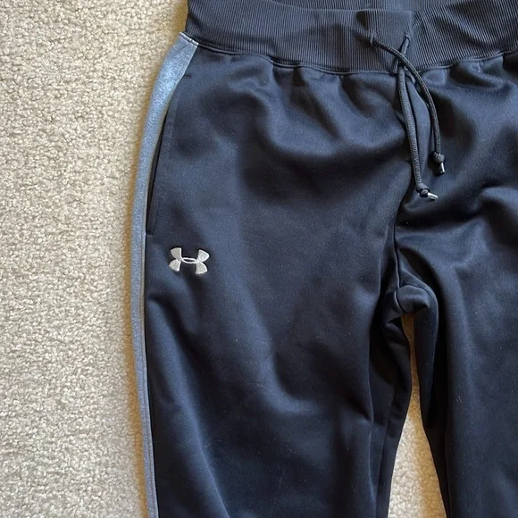 Women’s Under Armour sweatpants. Thick material Size medium - Picture 2 of 6